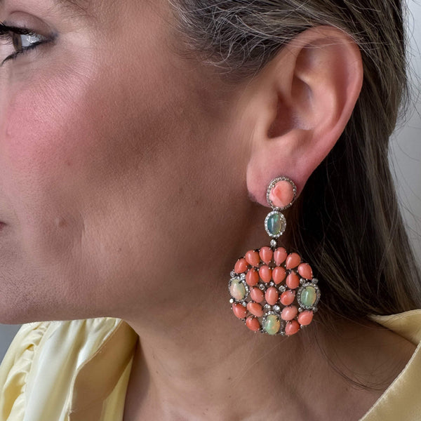 Aretes círculo colgante de coral rosa con ópalo y diamantes