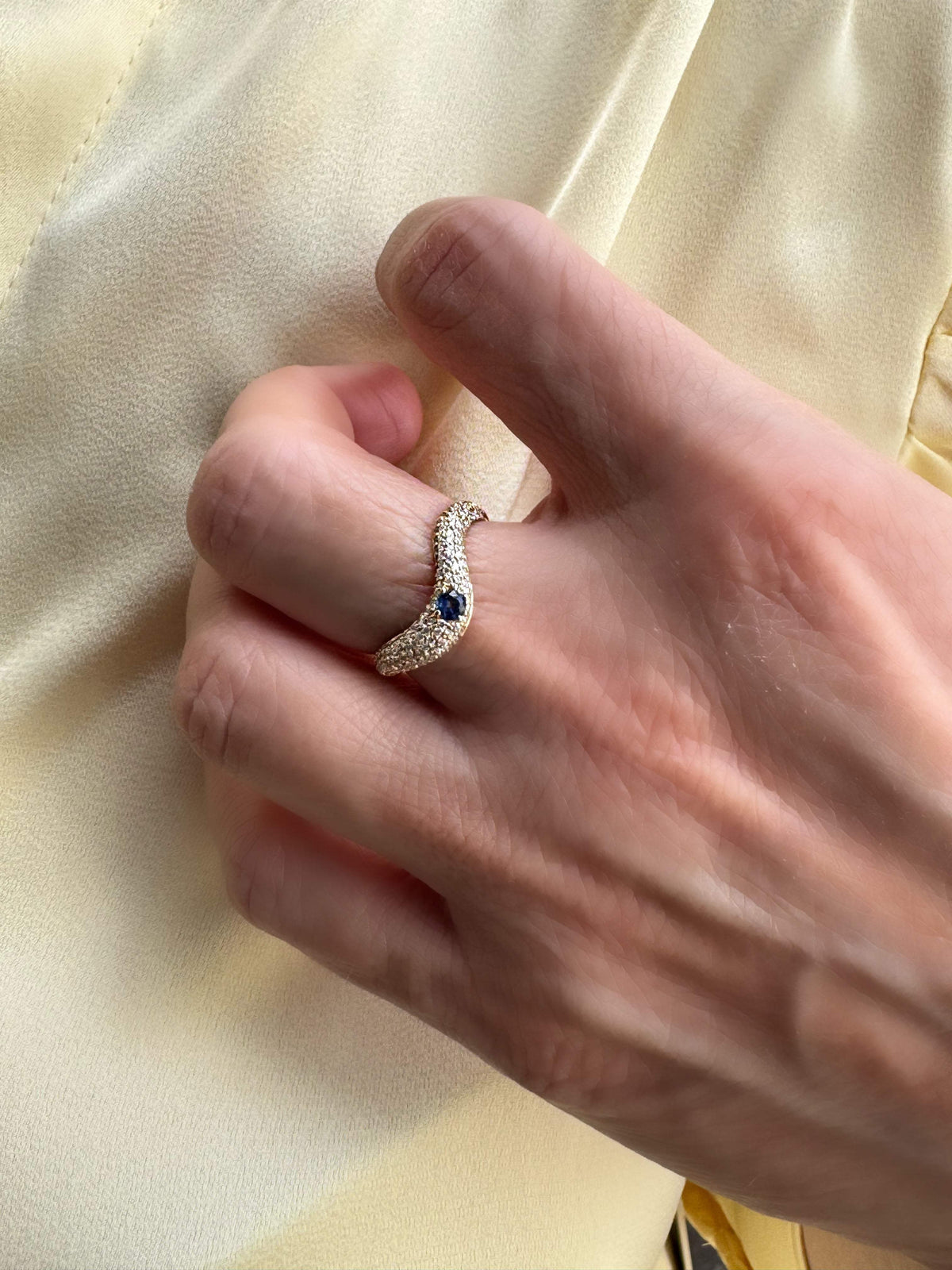 Anillo de 14K oro amarillo con cianita y diamantes
