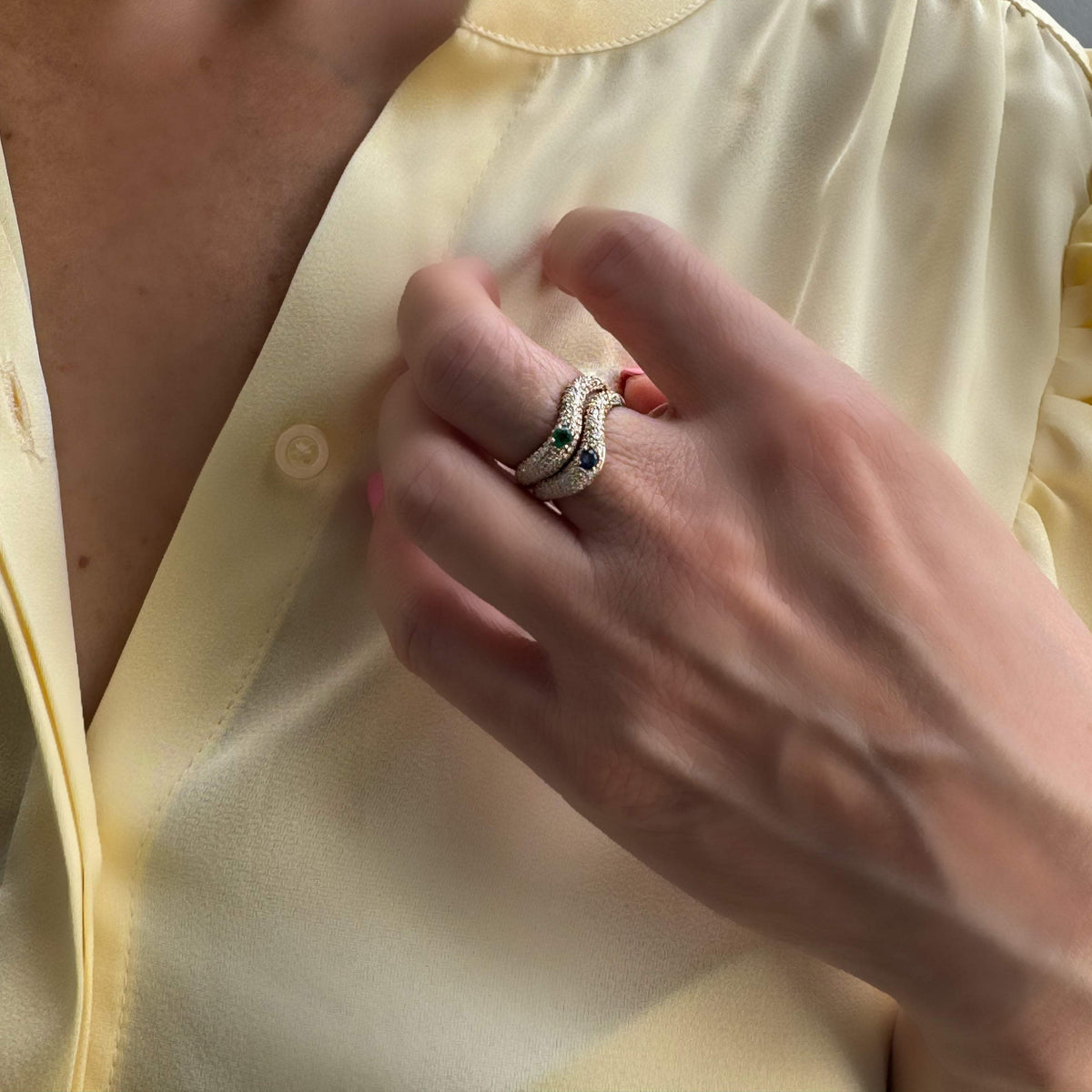 Anillo de 14K oro amarillo con cianita y diamantes