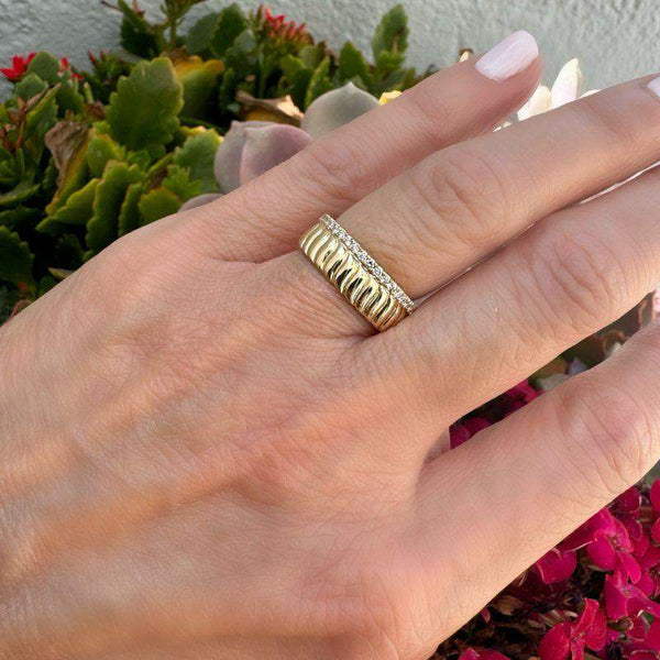 Anillo curvo de oro amarillo con diamantes