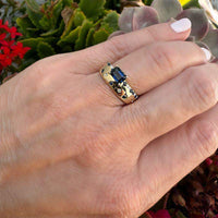 Anillo de oro amarillo con zafiros y diamantes