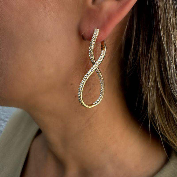 Aretes diseño infinito de oro amarillo de 14k y diamantes