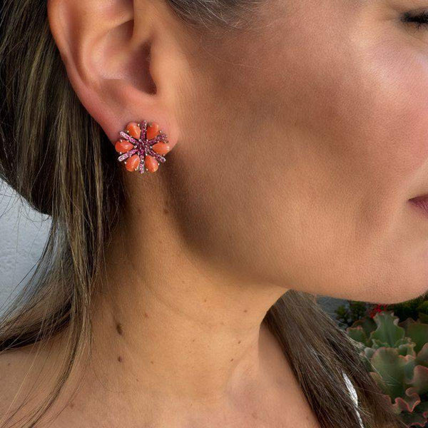 Aretes en forma flor con coral y rubí
