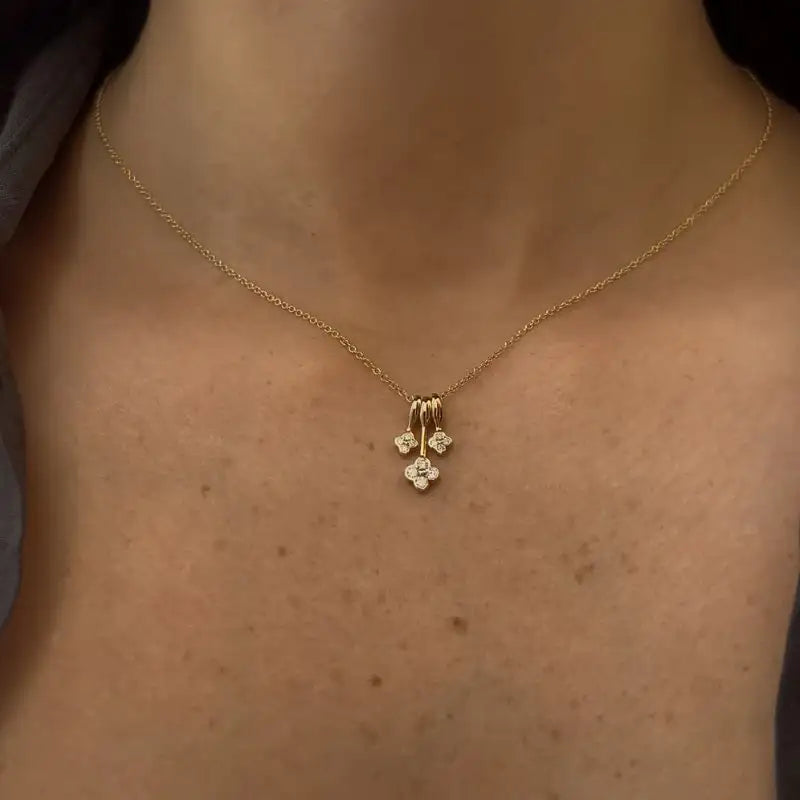 Collar de tres flores de diamantes con oro amarillo de 14 quilates