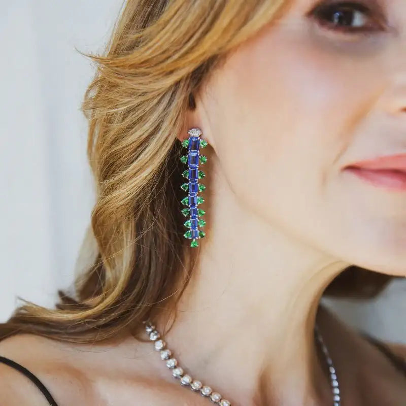 Aretes largos de cianita con tsavorita y diamantes