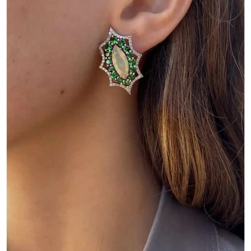 Aretes de ópalo y tsavorita con diamantes