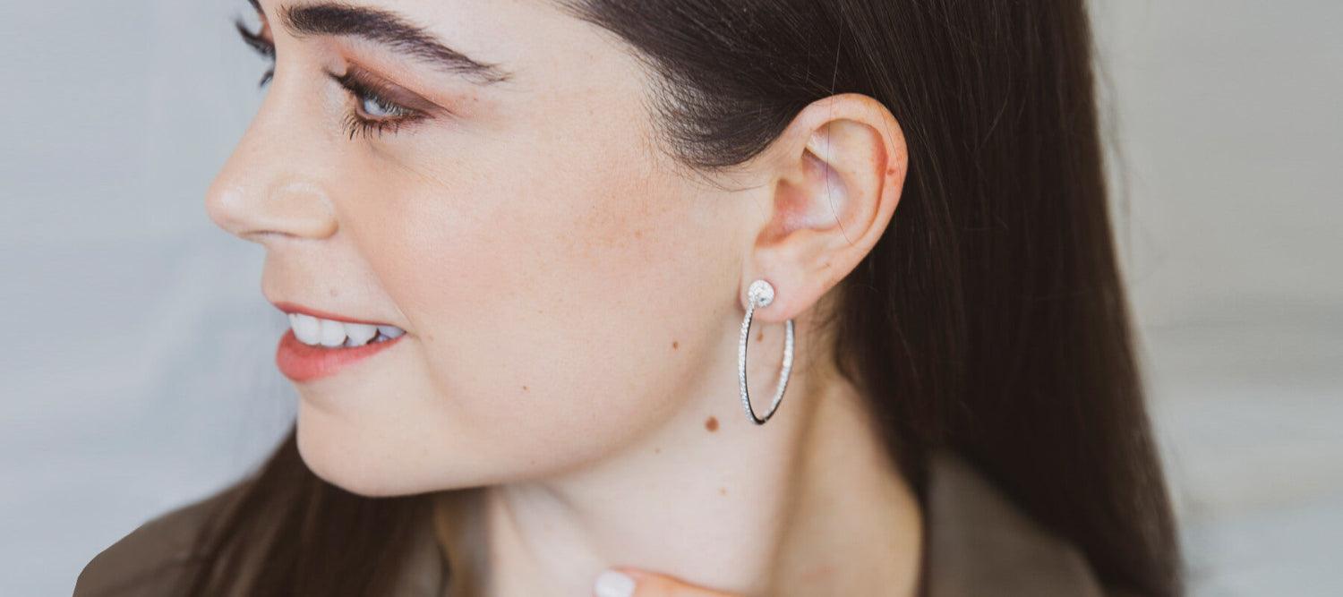 Hermosos aretes en forma de arracada de 14 quilates en oro blanco