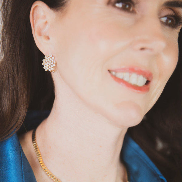 Aretes en forma circular con diamantes y oro amarillo de 14 quilates