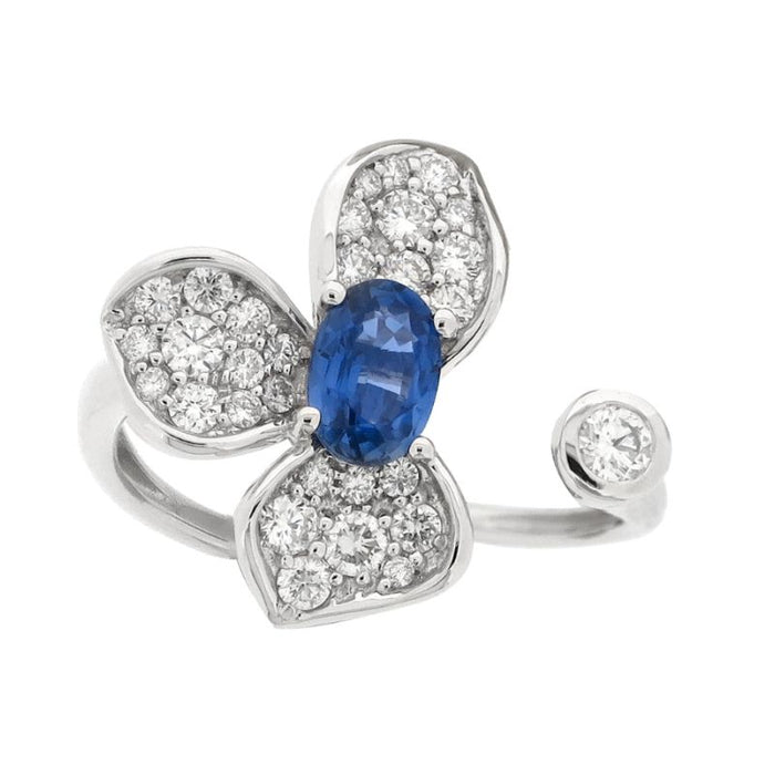 Anillo en forma de flor con zafiro azul y diamantes sobre oro blanco