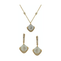 Conjunto de collar y aretes en oro amarillo con madreperla y diamantes