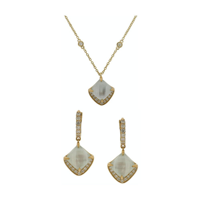 Conjunto de collar y aretes en oro amarillo con madreperla y diamantes