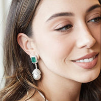 Aretes esmeralda con perlas barrocas  y diamantes