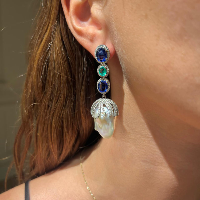 Aretes de perlas barrocas con cianita, esmeralda y diamantes