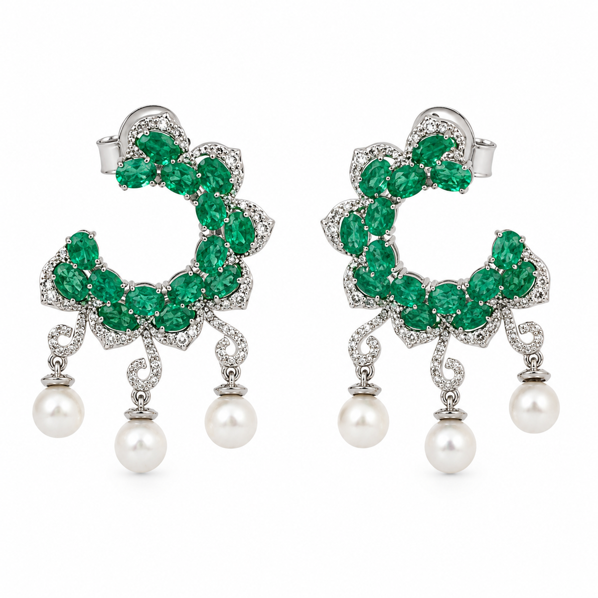 Aretes estilo media luna con esmeralda, perlas y diamantes