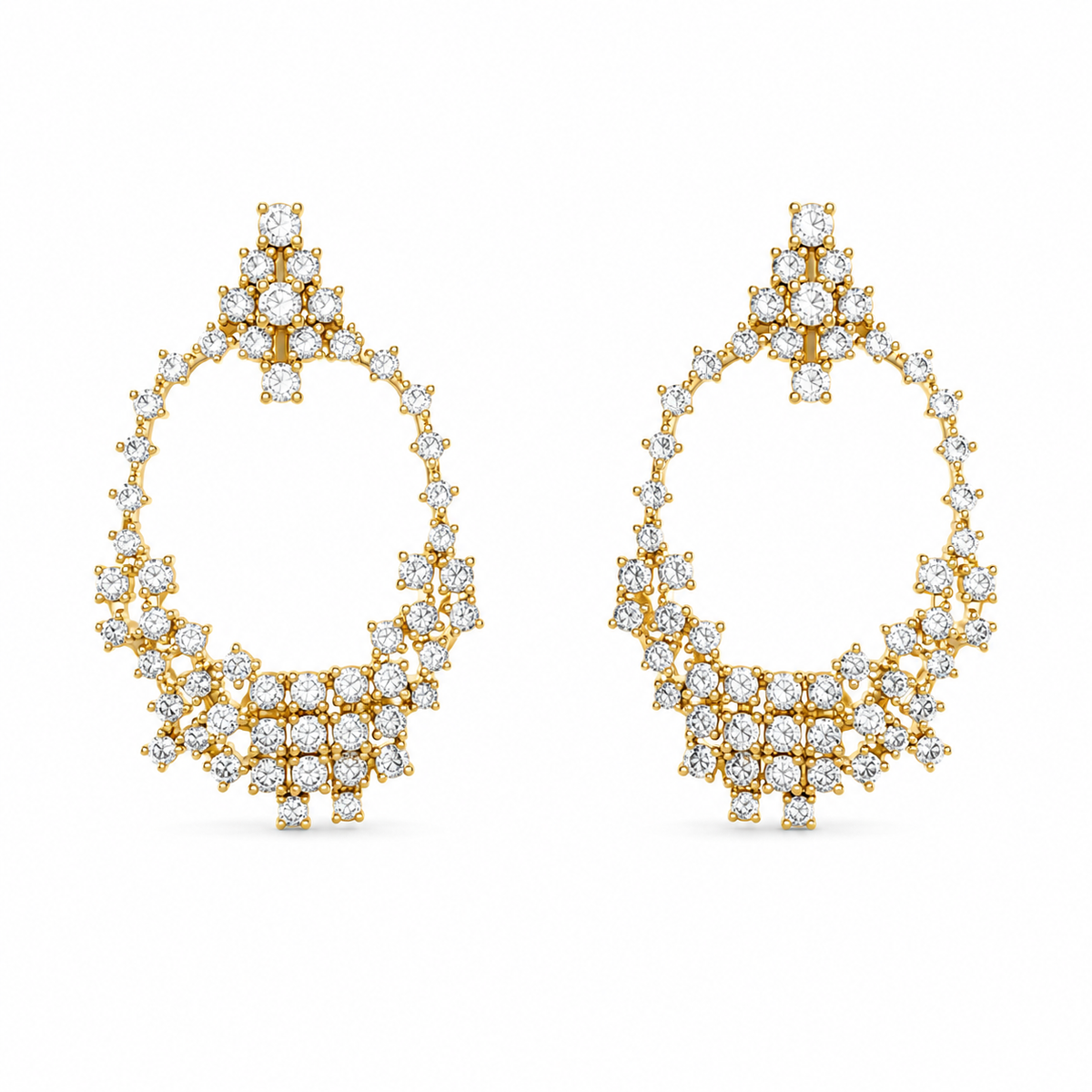 Aretes en forma circular con diamantes y oro amarillo de 14 quilates