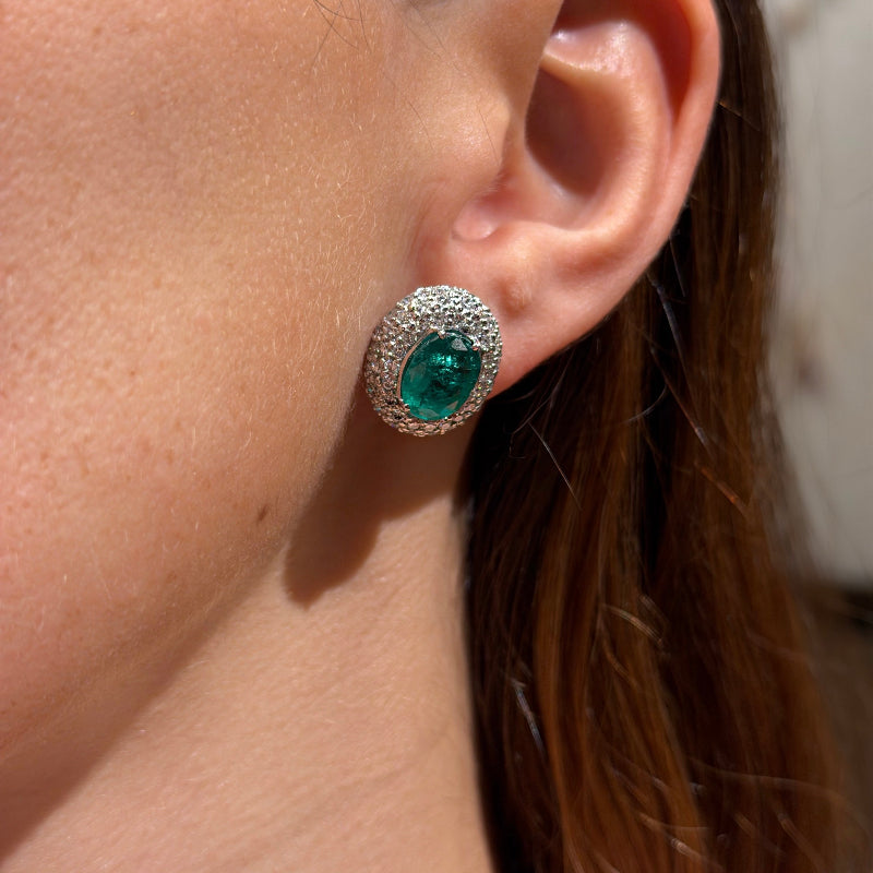 Aretes de triple óvalo con esmeralda y diamantes