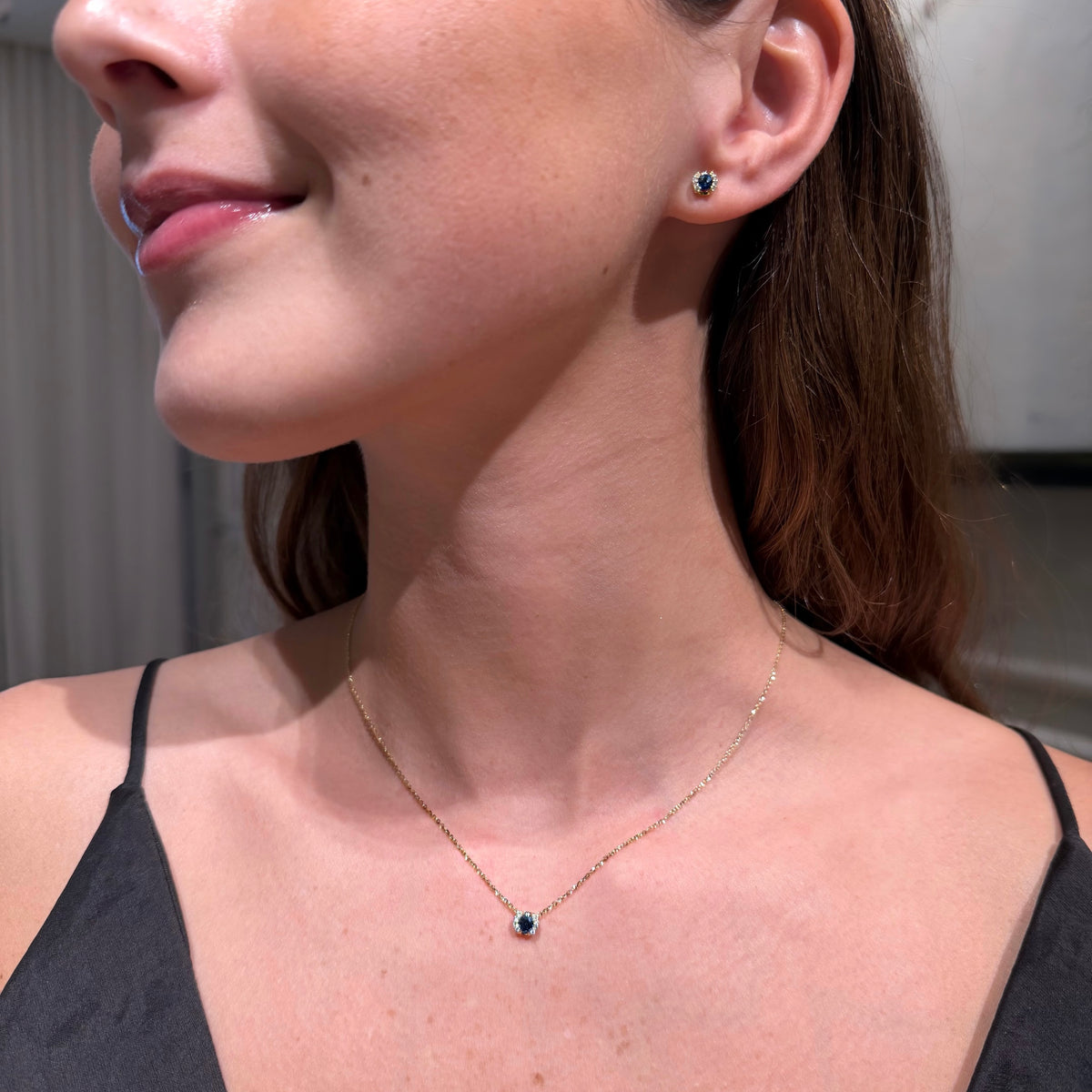 Set Round Blue Sapphire and Diamonds Necklace & Earrings