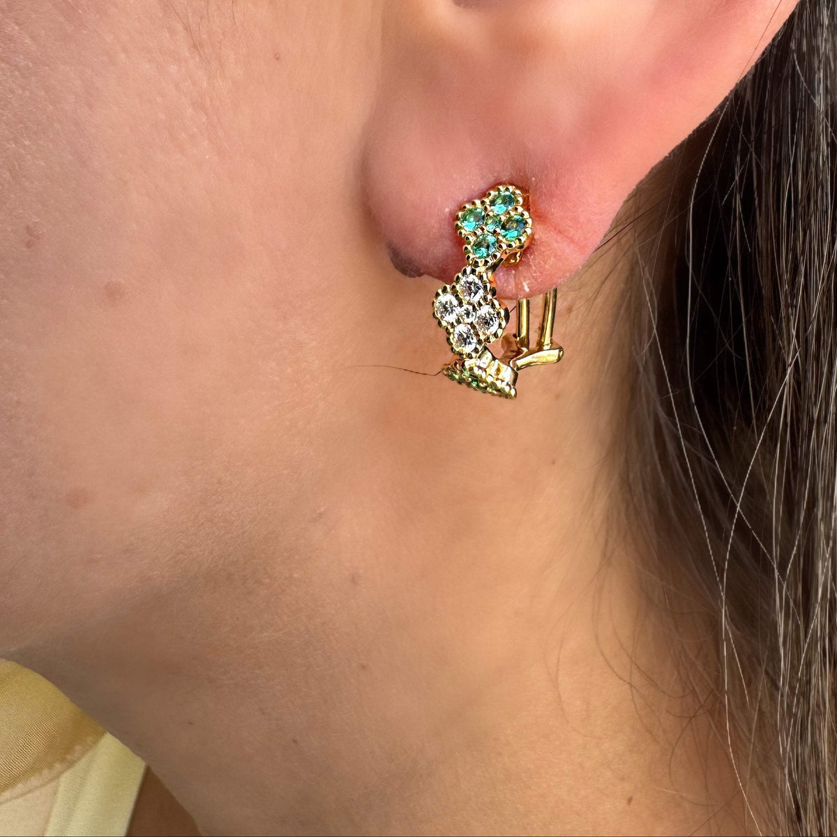 Aretes de esmeraldas y diamantes como trébol en 18k de oro amarillo