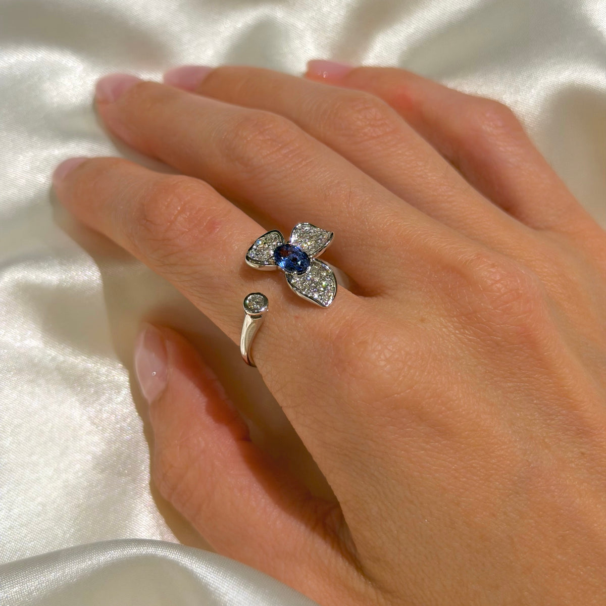 18K White Gold Flower with Diamonds and Blue Sapphire Ring