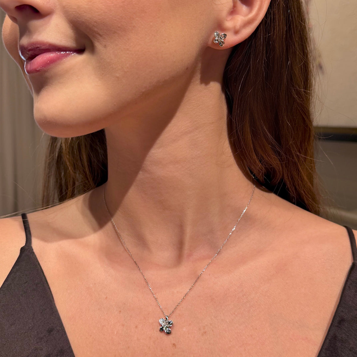 Set Flower and Diamonds on 18K White Gold Necklace & Earrings