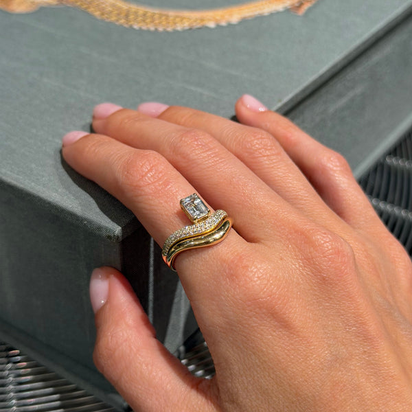 Anillo curvo de oro amarillo con diamantes