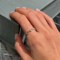 Anillo de oro amarillo y diamantes entrelazados