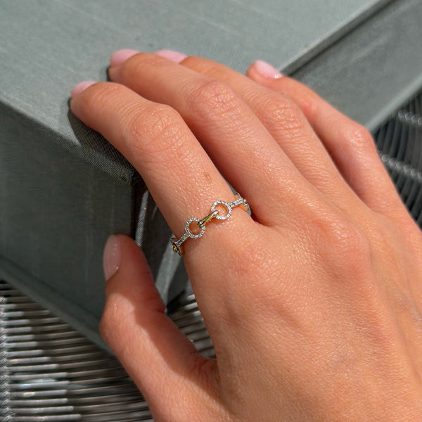 Anillo de oro amarillo y diamantes entrelazados