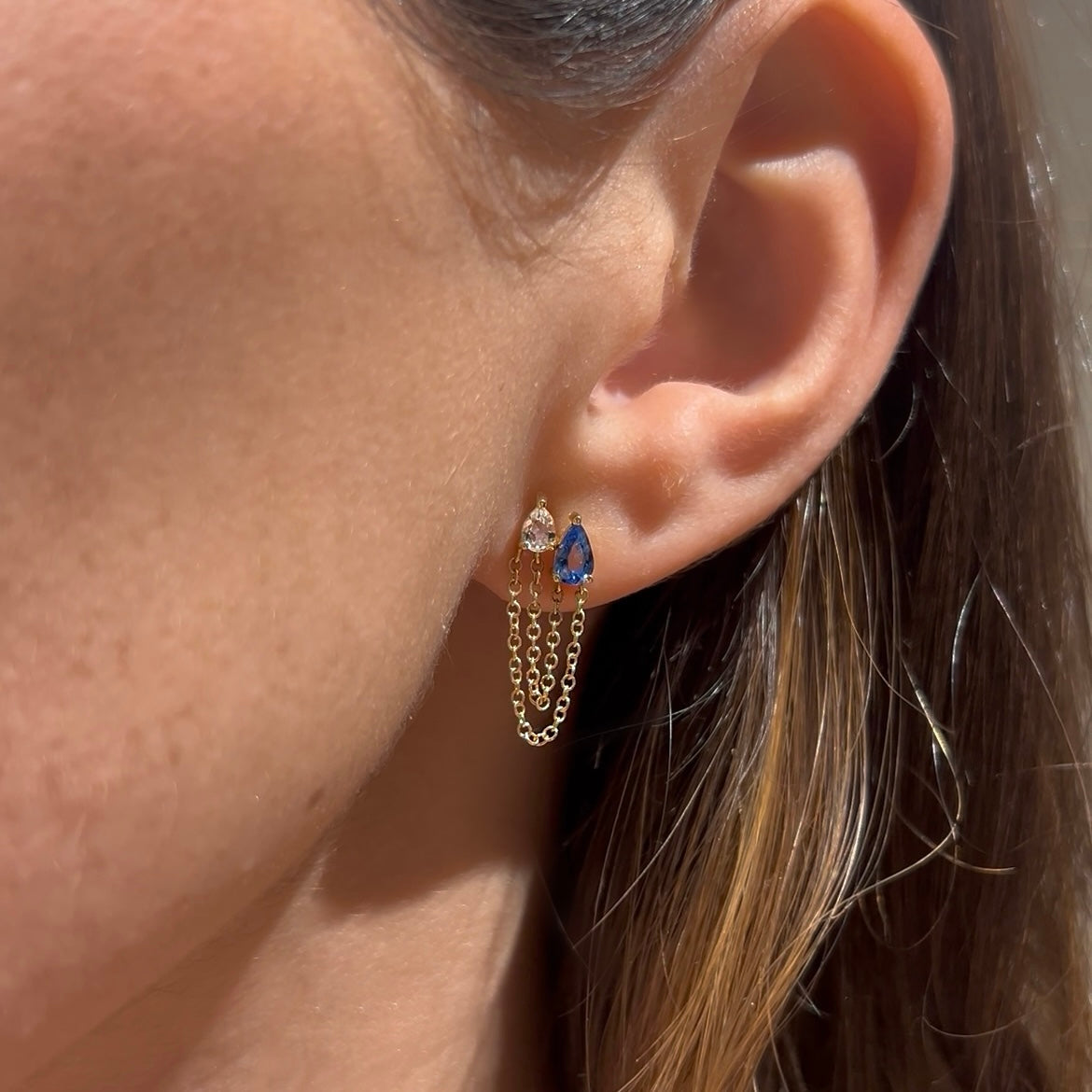 Aretes de zafiro y diamantes con cadena de oro