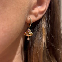 Aretes de honguitos con zafiro multicolor y oro amarillo 