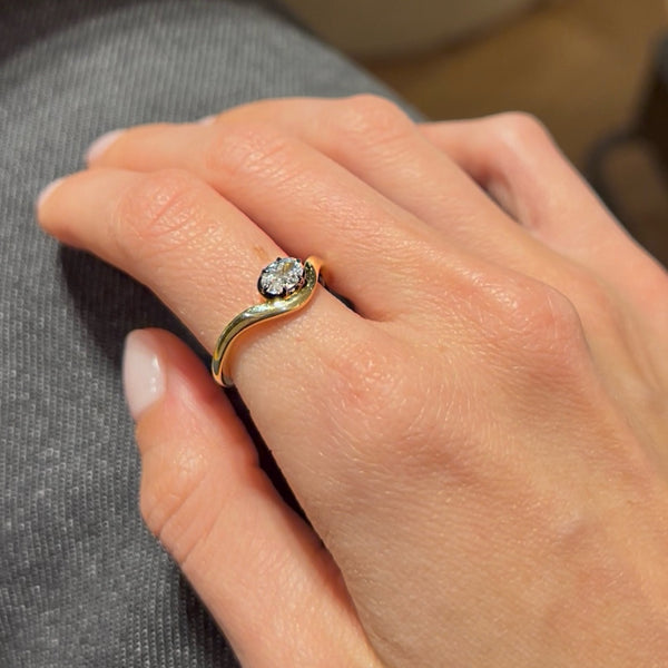 1 4K Yellow Gold Curved with Georgian Style Diamond Ring