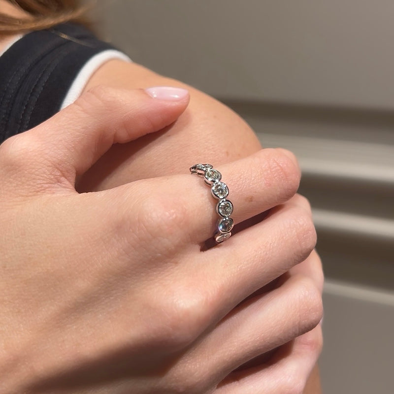 Anillo con oro blanco en diamantes con bisel