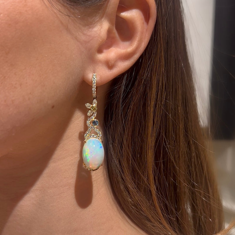Aretes largos de oro amarillo con ópalo, aguamarina y diamantes