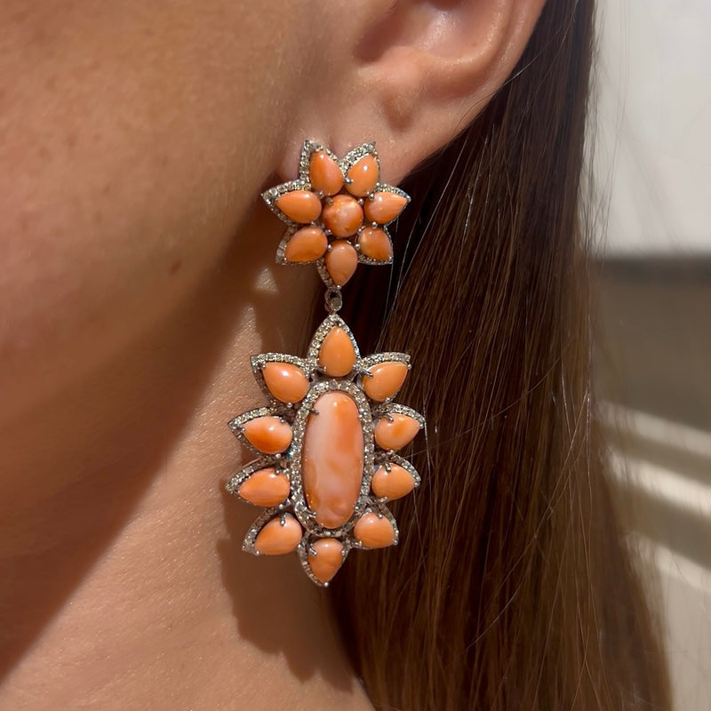 Aretes colgantes de coral  y diamantes 