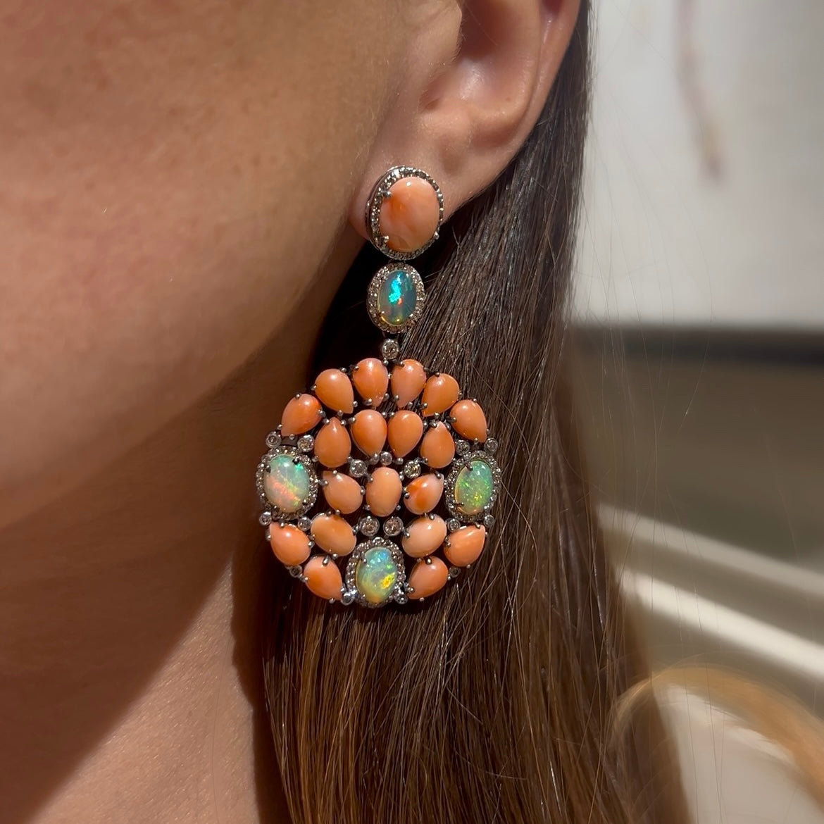 Aretes círculo colgante de coral rosa con ópalo y diamantes