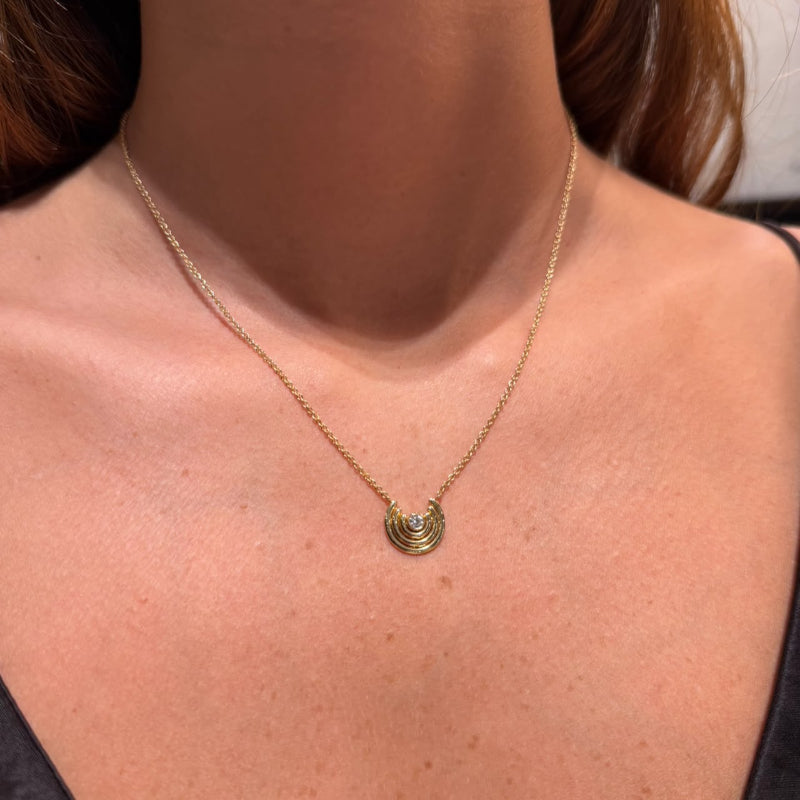 Collar con diamante y oro amarillo de 14 quilates