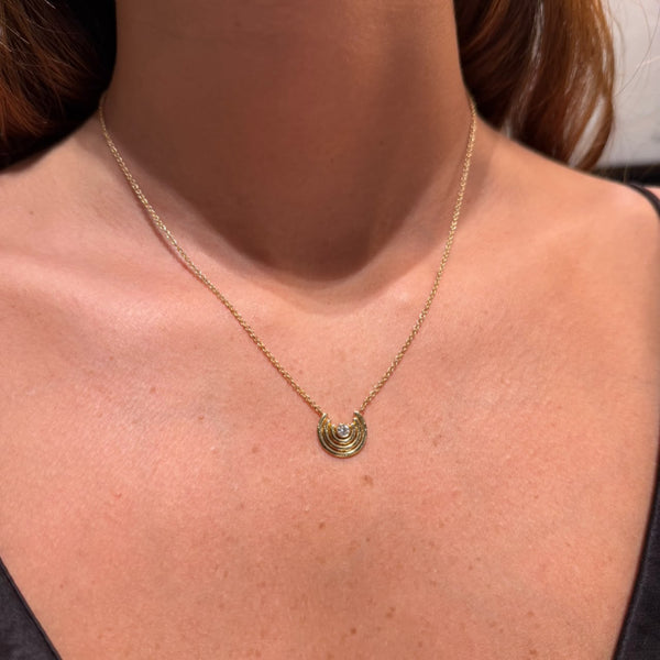 Collar con diamante y oro amarillo de 14 quilates de
