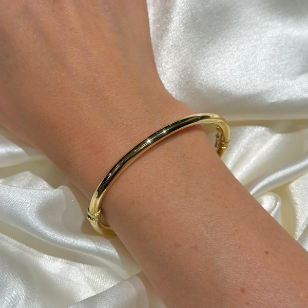 18K White Gold Flower with Diamonds and Blue Sapphire Bangle Bracelet
