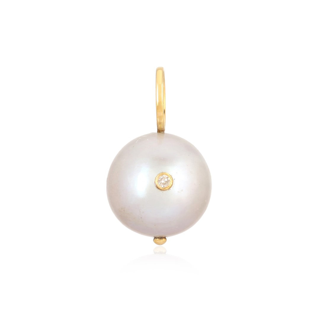Dije como concha en oro amarillo con diamantes 