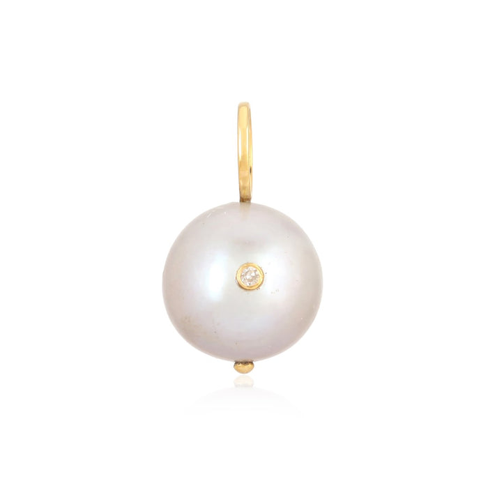 Dije como concha en oro amarillo con diamantes 
