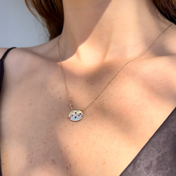 Collar de oro amarillo con rubíes y diamantes