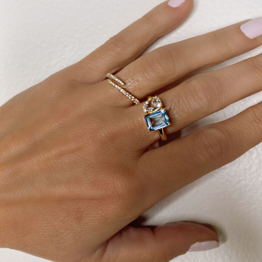 Stunning a 14K Yellow Gold with Sky Blue Topaz and White Topaz ring, it’s design makes an enchanting piece of fine jewelry to wear for every occasion.