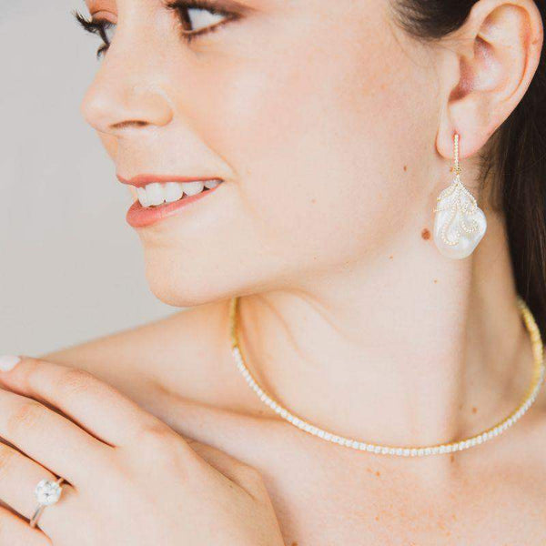 Aretes de oro amarillo con perla barroca y diamantes