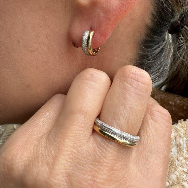 Anillo de dos bandas de oro amarillo de 14 quilates y diamantes