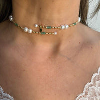 Collares con perlas y  esmeraldas en oro amarillo de 14k
