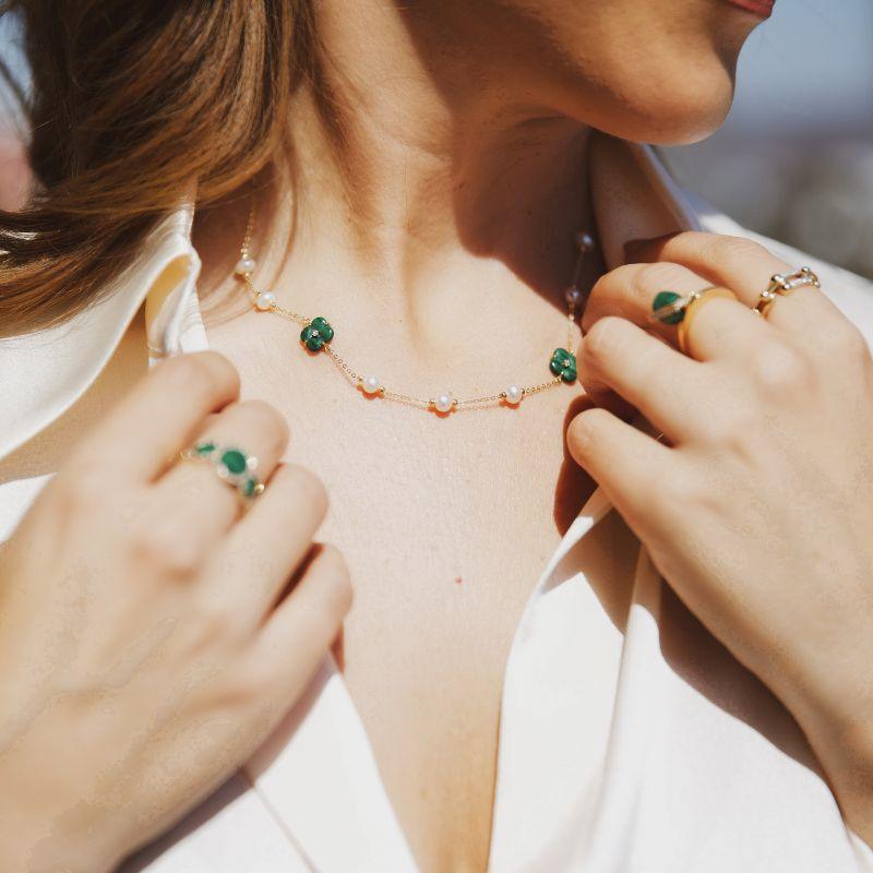 Collar de perlas y trébol de malaquite con oro amarillo de 14 quilates
