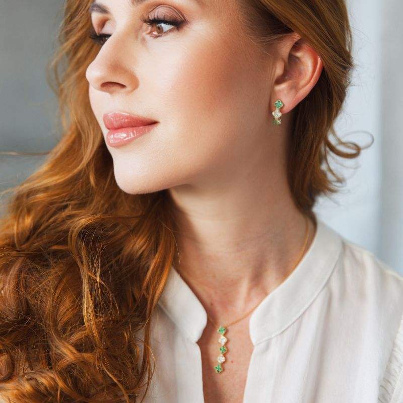 Aretes de esmeraldas y diamantes como trébol en 18k de oro amarillo