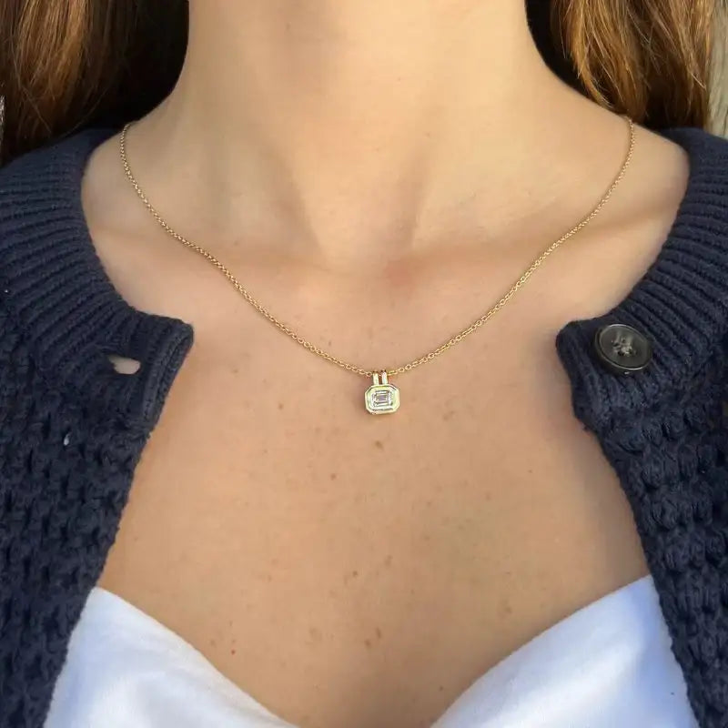 Collar de oro amarillo con diamante en forma esmeralda