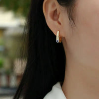 Aretes de oro amarillo con diamantes y esmeralda