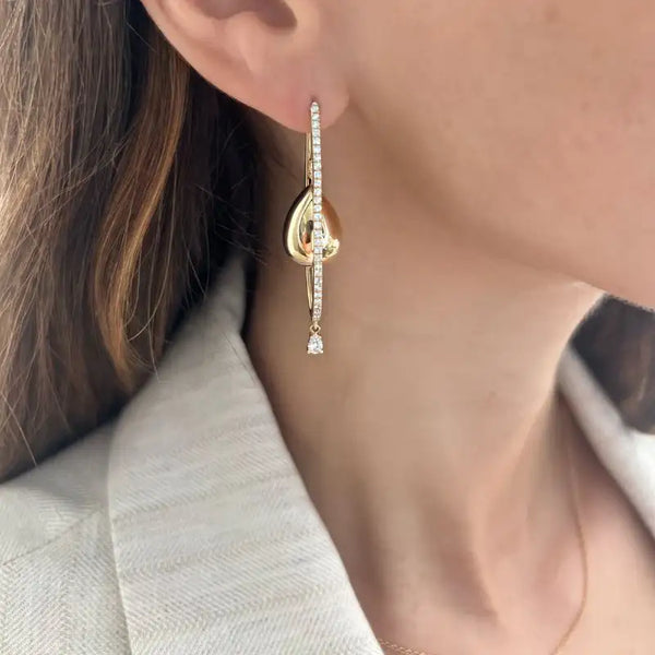 Aretes largos con gotas de oro amarillo y diamantes