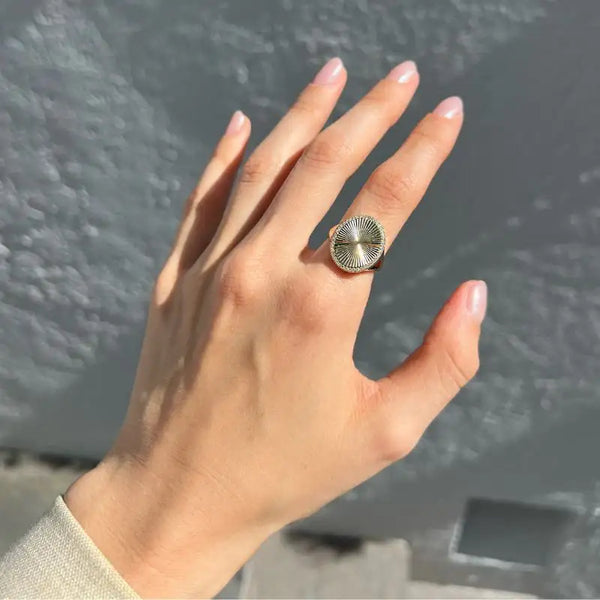 Anillo ovalo flute de 14K oro amarillo con diamantes